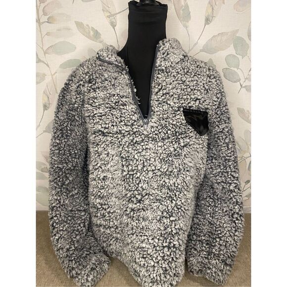 SaturDaze Tops - NWOT SaturDaze Womens Fuzzy Sweatshirt. Size M.
